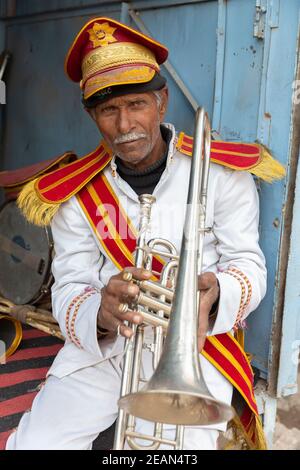 Bikaner Indien Porträt des Musikers in Band Uniform Stockfoto