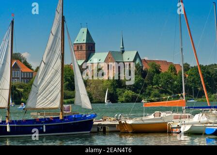 Romanischer Dom in Ratzeburg gesehen über Domsee vom Bootshafen am Ostufer im Lauenburger Seengebiet in Schleswig-Holstein, Deutschland Stockfoto