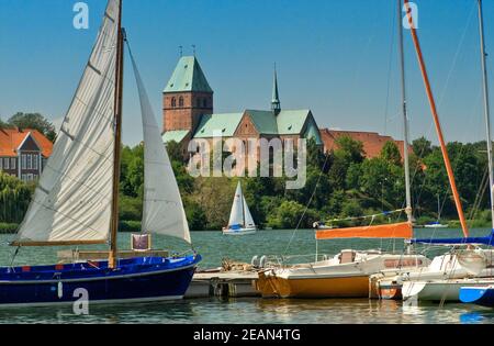 Romanischer Dom in Ratzeburg gesehen über Domsee vom Bootshafen am Ostufer im Lauenburger Seengebiet in Schleswig-Holstein, Deutschland Stockfoto