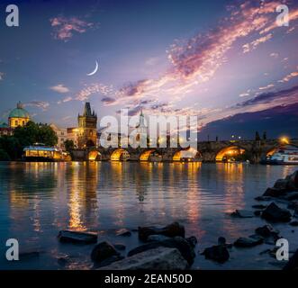 Karlsbrücke und Mond Stockfoto