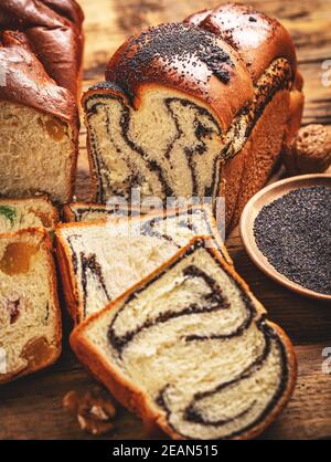 Brioche mit Mohn aufwirbeln Stockfoto