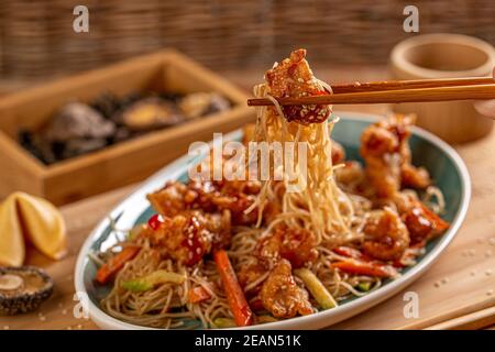 Gebratene Nudeln mit Huhn Stockfoto