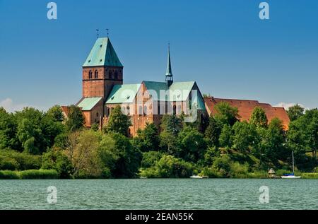 Romanischer Dom in Ratzeburg gesehen über Domsee vom Bootshafen am Ostufer im Lauenburger Seengebiet in Schleswig-Holstein, Deutschland Stockfoto