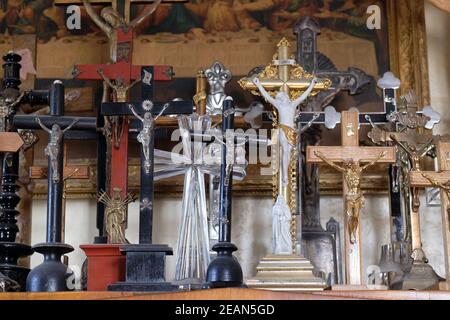 Sammlung von Kreuzen in das Pfarrhaus der Saint Francis Xavier in Vugrovec, Kroatien Stockfoto