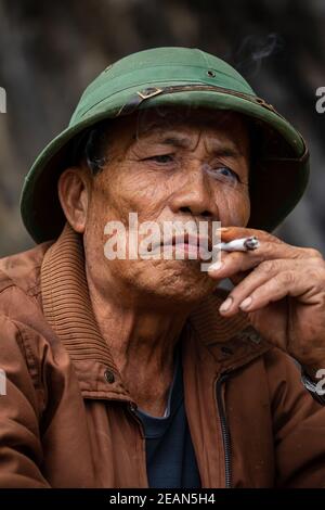 Freundliches Bauernportrait aus Vietnam Stockfoto