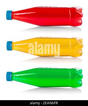 Plastikflasche mit gefärbter Limonade isoliert auf weißem Hintergrund Stockfoto