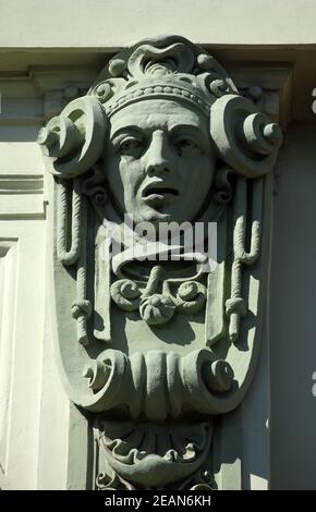 Architektonisches Detail mit einem mascaron einer jungen Frau auf eine Spalte auf der Fassade eines alten Gebäudes, Zagreb, Kroatien Stockfoto