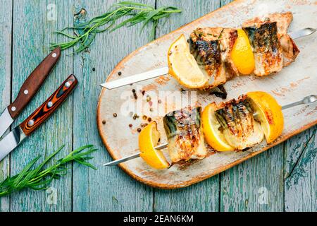 Grillen Sie Makrelenfisch auf Spieße Stockfoto