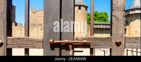 Altes Holztor zu einem großen Schloss geschlossen. Stockfoto