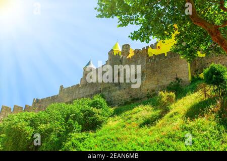 Carcassonne Schloss von den Sonnenstrahlen beleuchtet. Selektiver Fokus. Stockfoto