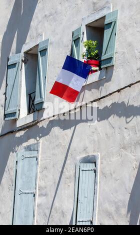 Fassade des Gebäudes mit den Flaggen Frankreichs im Fenster. Stockfoto