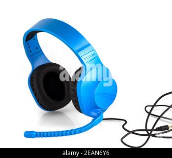 Blaues Headset mit Mikrofon, das über Weiß isoliert ist Stockfoto