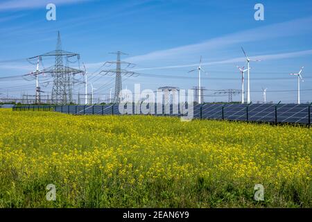 Sonnenkollektoren, Stromleitungen und Windkraftanlagen in Deutschland gesehen Stockfoto