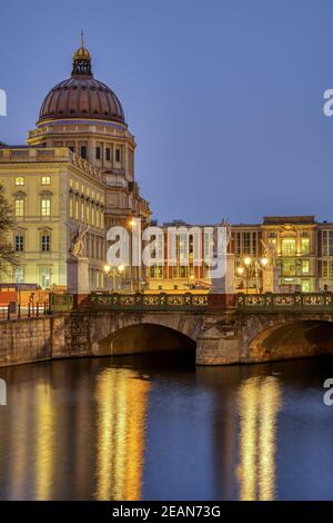 Das rekonstruierte Berliner Stadtpalais in der Abenddämmerung Stockfoto