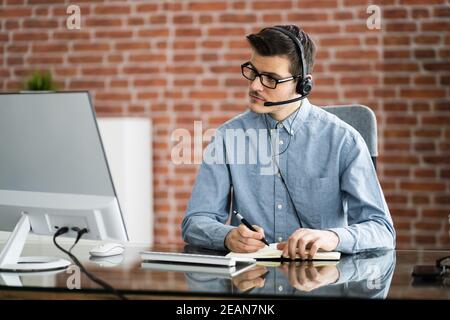 Virtueller Persönlicher Assistent Mann, Der Videoanruf Macht Stockfoto