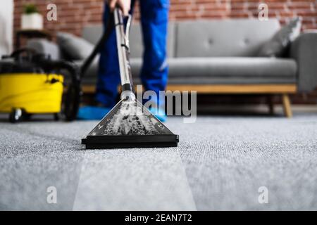 Hausmeister Reinigung Teppich mit Staubsauger Stockfoto