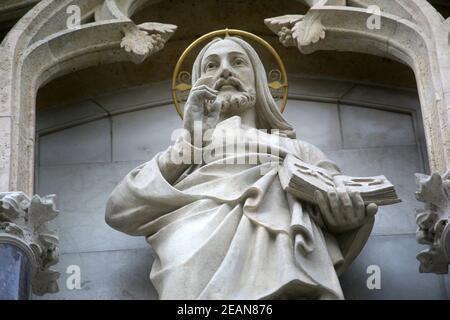 Statue von Christus dem Lehrer auf dem Portal der kathedrale in Zagreb Stockfoto