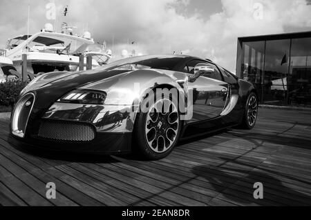 PORTO CERVO, ITALIEN - 15. Aug 2013: PORTO CERVO, ITALIEN - 15. AUGUST: 2014 Bugatti Veyron Stockfoto