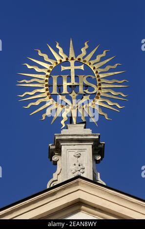 IHS-Schild auf barocker Jesuitenkirche in Wien, Österreich Stockfoto