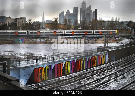 Auftragsarbeiten an der Bahnstrecke, die Bahnreisende inspirieren sollen, wenn sie in Londons Bahnhof Liverpool Street einreisen. Stockfoto