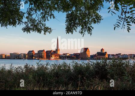 Blick über die Warnow zur Stadt Rostock Stockfoto