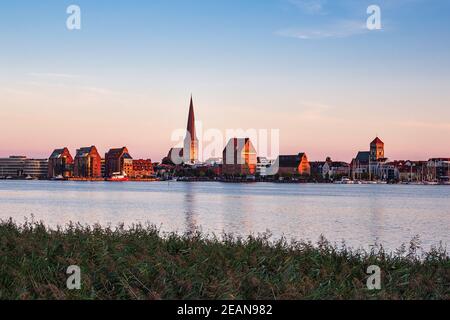 Blick über die Warnow zur Stadt Rostock Stockfoto