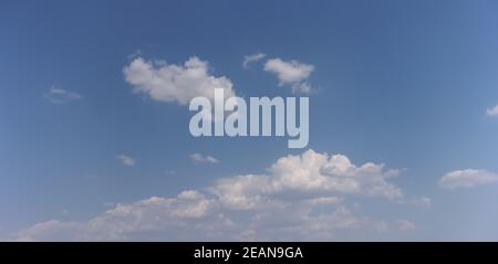 blauer Himmel mit weißen Wolken Stockfoto