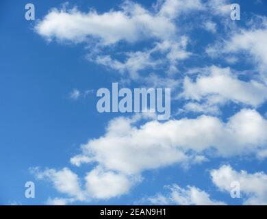 Foto von weißen Wolken am blauen Himmel Stockfoto