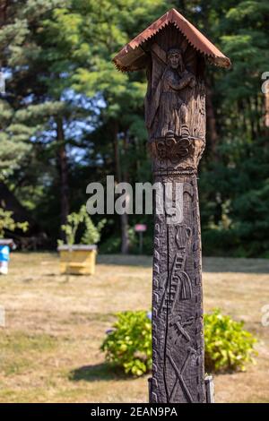 Hölzerner Schrein am Wegesrand mit Wola Filipowska zog in das Freilichtmuseum in Wygiezlow. Polen Stockfoto