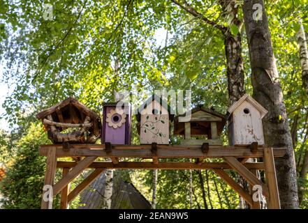 Alte dekorative Vogelfutterhäuschen und hölzerne Vogelhäuser Stockfoto