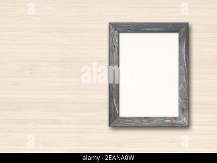 Alte rustikale Holzbilderrahmen hängen an einer Holzwand. Horizontales Banner Stockfoto