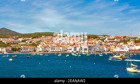 Cadaques an der Costa Brava. Die berühmte Touristenstadt von Spanien. Schöne Sicht auf das Meer. Stadtlandschaft. Stockfoto