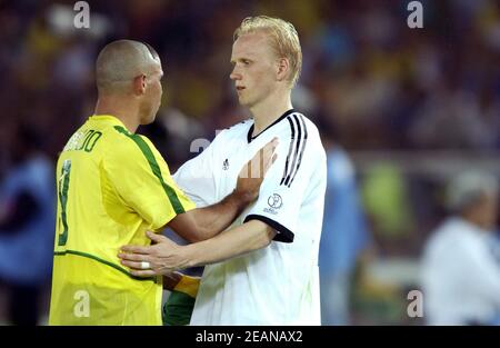 firo Fu? Ball Football 06/30/2002 Weltcup-Finale Deutschland - Brasilien 0: 2 Ronaldo mit Carsten Ramelow KOREA-JAPAN 2002 30. Juni 2002: Action-Foto von Ronaldo von Brasilien küssen die Trophy während des Finales der Weltmeisterschaft 2002. Deutschland wurde 2-0 von Brasilien besiegt./Foto de accion de Ronaldo de Brasil besando el Trofeo durante la final de la Copa del Mundo 2002. Alemania fue derrotada 2-0 por Brasi Copyright by firo sportphoto: Kunz Pfefferackerstr,2a 45894 Gelsenkirchen Mail @ firosportphoto .de www.firosportphoto.de (Volksbank Bochum-Witten) BLZ .: 430 601 29 Kt. Nr.: 341 117 100 Tel. Stockfoto