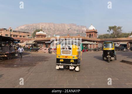 Jodhpur India Tuk Tuks auf dem Marktplatz Stockfoto