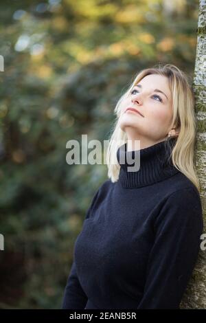 Ernst junges Mädchen posiert im Herbst Park suchen nach oben. Stockfoto