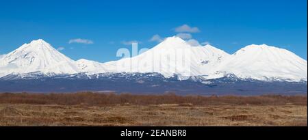 Panorama Korjakski Avatschinski Kozelski Vulkane der Halbinsel Kamtschatka Stockfoto