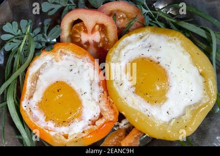 Gebackene Paprika mit Ei in der Paprika Stockfoto