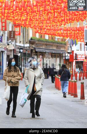 London, Großbritannien, Februar 10th 2021. China Town in London bereitet sich auf das Mondneujahr am Freitag, den 12th. Februar und den Beginn des Ochsen-Jahres vor. Covid Einschränkungen und eiskalte Wetter machen dieses Jahr zu einem Low-Key-Event. Monica Wells/Alamy Live News Stockfoto