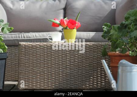 Gartenmöbel Lounge-Gruppe mit Stühlen, Sofa und Tisch in einer Terrasse. Sitzgelegenheiten auf dem Balkon, ist ein Erholungsort Stockfoto