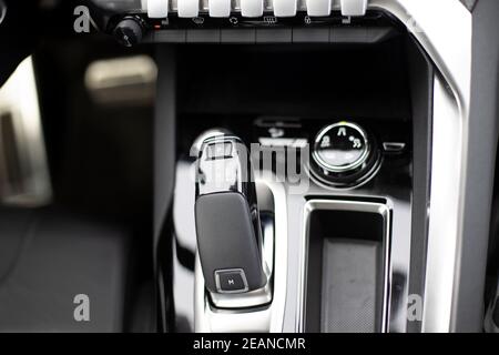 MOSKAU, RUSSLAND - 15. MÄRZ 2020: Nahaufnahme des Automatikgetriebehebels im Innenraum des Blue SUV Peugeot 3008. Stockfoto