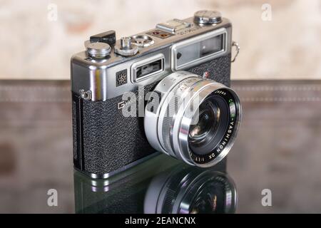 Die Yashica 35 Electro GSN - klassische alte Filmkamera, 60er Jahre Stockfoto