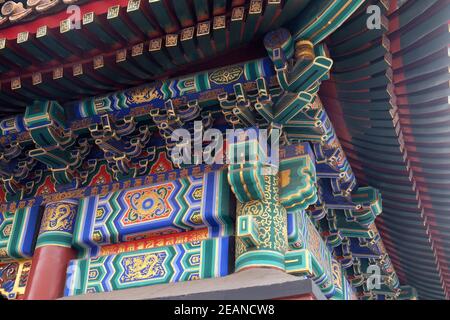 Bunte Deckendekoration am Lama Yonghe Tempel in Peking, China Stockfoto