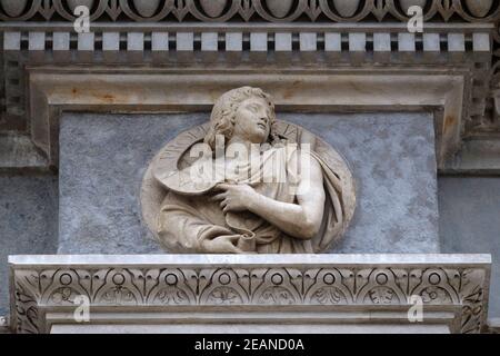 Prophet Daniel, Relief auf dem Portal der Kathedrale Saint Lawrence in Lugano, Schweiz Stockfoto