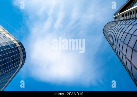 Blauer Himmel mit modernen Wolkenkratzern Silhouetten Stockfoto