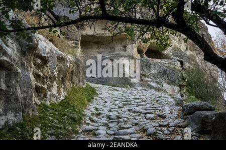 Weg der Steine in den Bergen führt zu Höhlen. Stockfoto