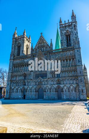 Blick auf die Hauptfassade der Kathedrale von Nidaros in trondheim, Norwegen Stockfoto