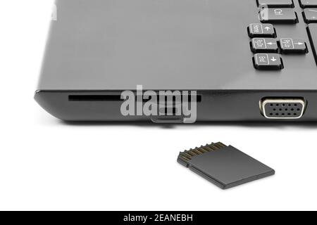 Speicherkarte vor dem Kartenleser des Laptops Stockfoto