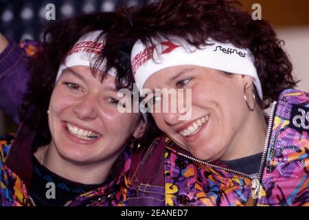 Angelika NEUNER (links, 2nd Platz Silbermedaille) und ihre Schwester Doris NEUNER, AUT, Olympiasiegerin, Goldmedaille, Jubel, Jubel, Freude, Jubel, Rodeln, Damenluge, Olympische Spiele in Albertville/Frankreich, vom 9th. Bis 22nd. Februar. 1992, weltweite Nutzung Stockfoto