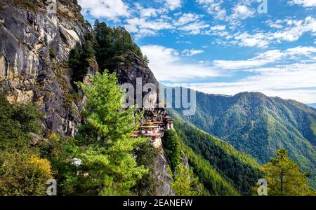 Tiger's Nest Monastery, eine heilige Vajrayana Himalaya-buddhistische Stätte im oberen Paro-Tal, Bhutan, Asien Stockfoto