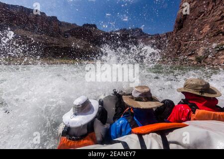 Schießen Sie die Stromschnellen in einem Floß auf dem Colorado River, Grand Canyon National Park, UNESCO-Weltkulturerbe, Arizona, USA Stockfoto